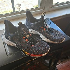 Steph Curry Under Armour sneakers. There is no insoles.